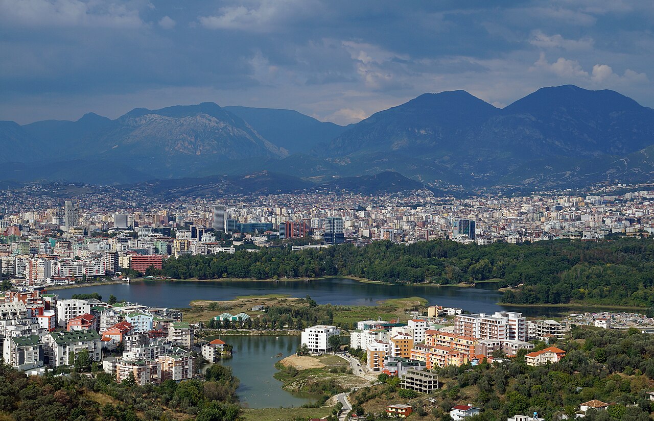 tirana-z-polskim-przewodnikiem-orange-tours
